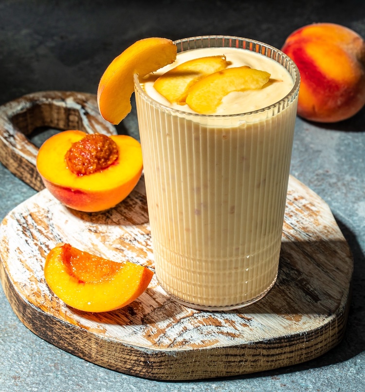 How to make a healthy creamy peach smoothie with plain greek yogurt and almond milk. No sugar added!
